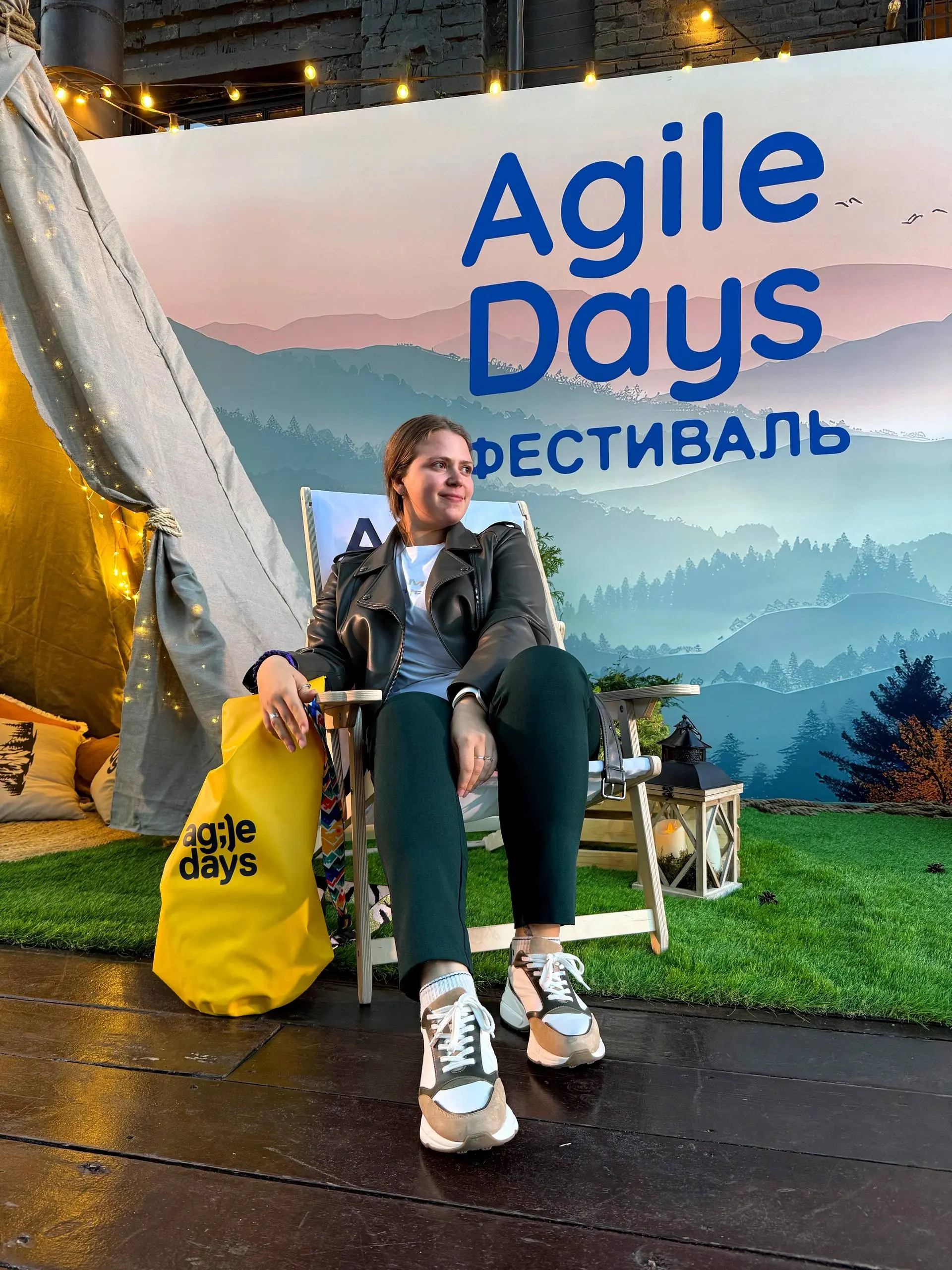 Agile Days заставил меня снова подумать о сцене
Вчера на Agile Days я стояла сбоку от сцены в футболке Help Team и слушала, как спикер начинает доклад со слов, что выступает впервые | Сетка — социальная сеть от hh.ru