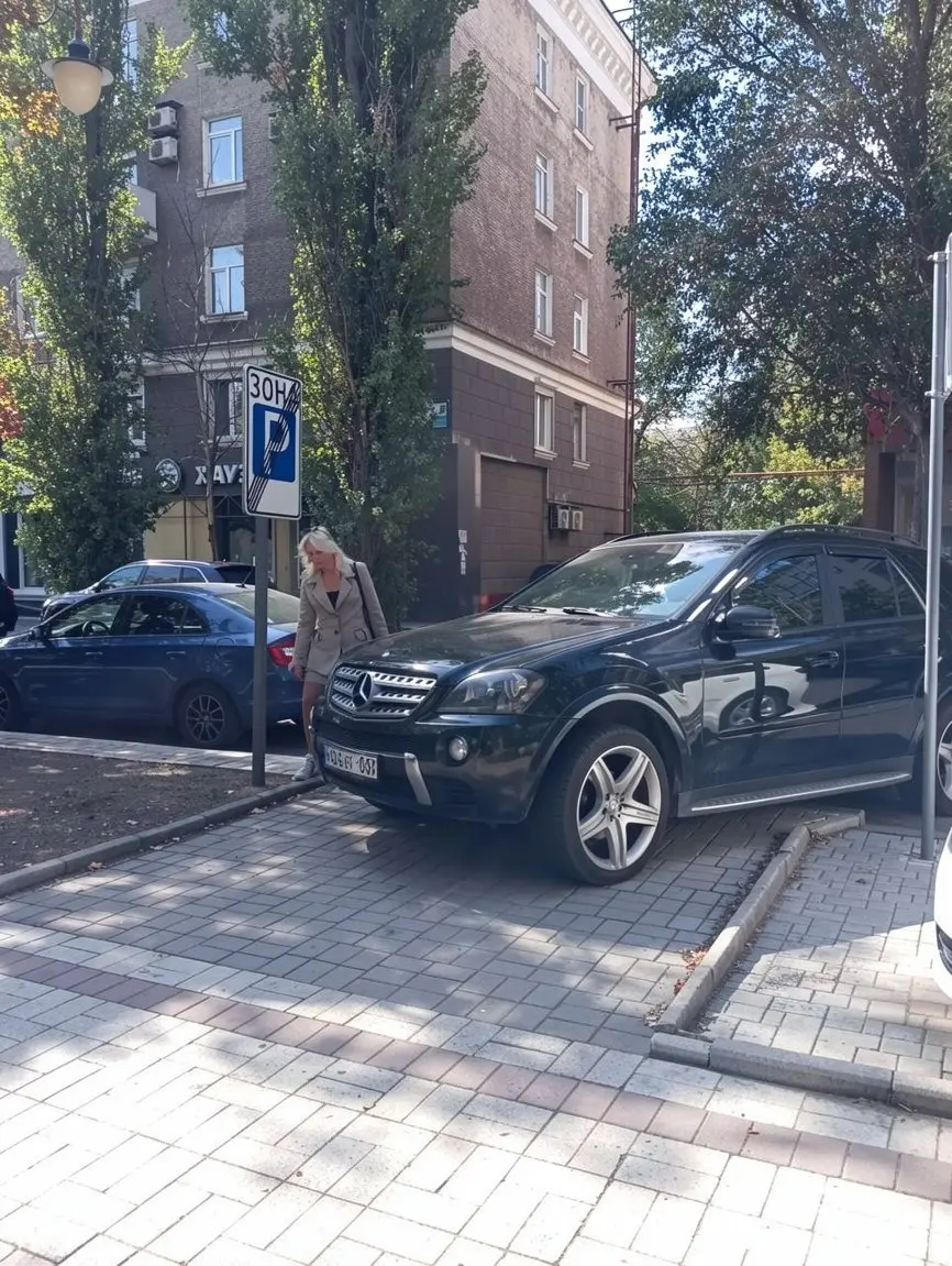Мастер парковки в Донецке:
Когда спешил на выборы | Сетка — социальная сеть от hh.ru