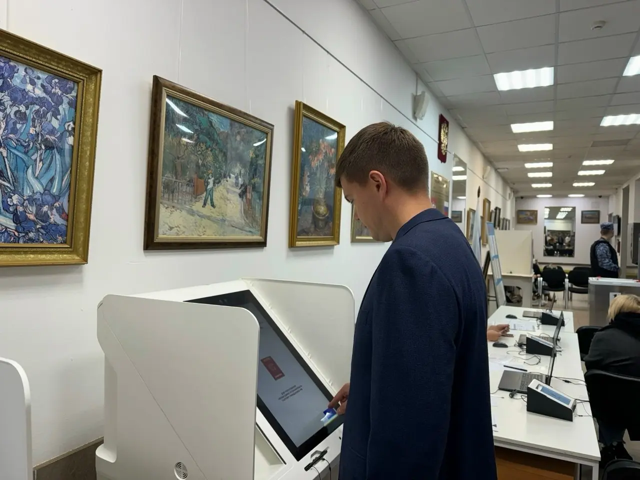 Представители Минстроя России приняли участие в голосовании на выборах депутатов Государственной Думы
Замминистра строительства и ЖКХ РФ голосуют на выборах депутатов Государственной Думы девятого соз... | Сетка — социальная сеть от hh.ru