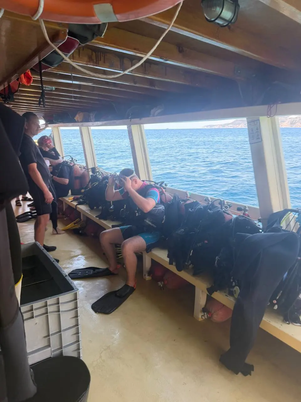 Эт я сижу готовлюсь к погружению в пещеру 🤿
Ощущения на глубине потрясающие … походу надо сертификат получать 🧐 | Сетка — социальная сеть от hh.ru