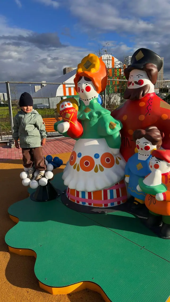Сегодня гулял с младшим сыном.
Моя супруга в это время занималась рабочими вопросами по клиенту агентства, а мы пошли на новую детскую площадку, которую наконец открыли для всех | Сетка — социальная сеть от hh.ru