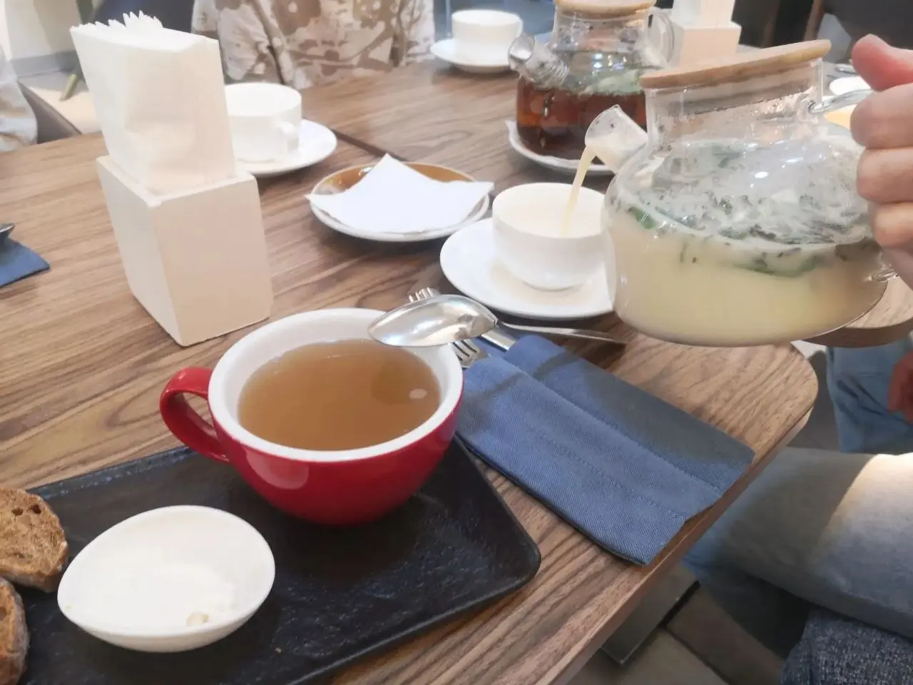 Тегуаньинь с мятой на кокосовом молоке, чай с травками и костный бульон с сухариками и куртовым кремом. Ozen в Алма-Ате. | Сетка — социальная сеть от hh.ru
