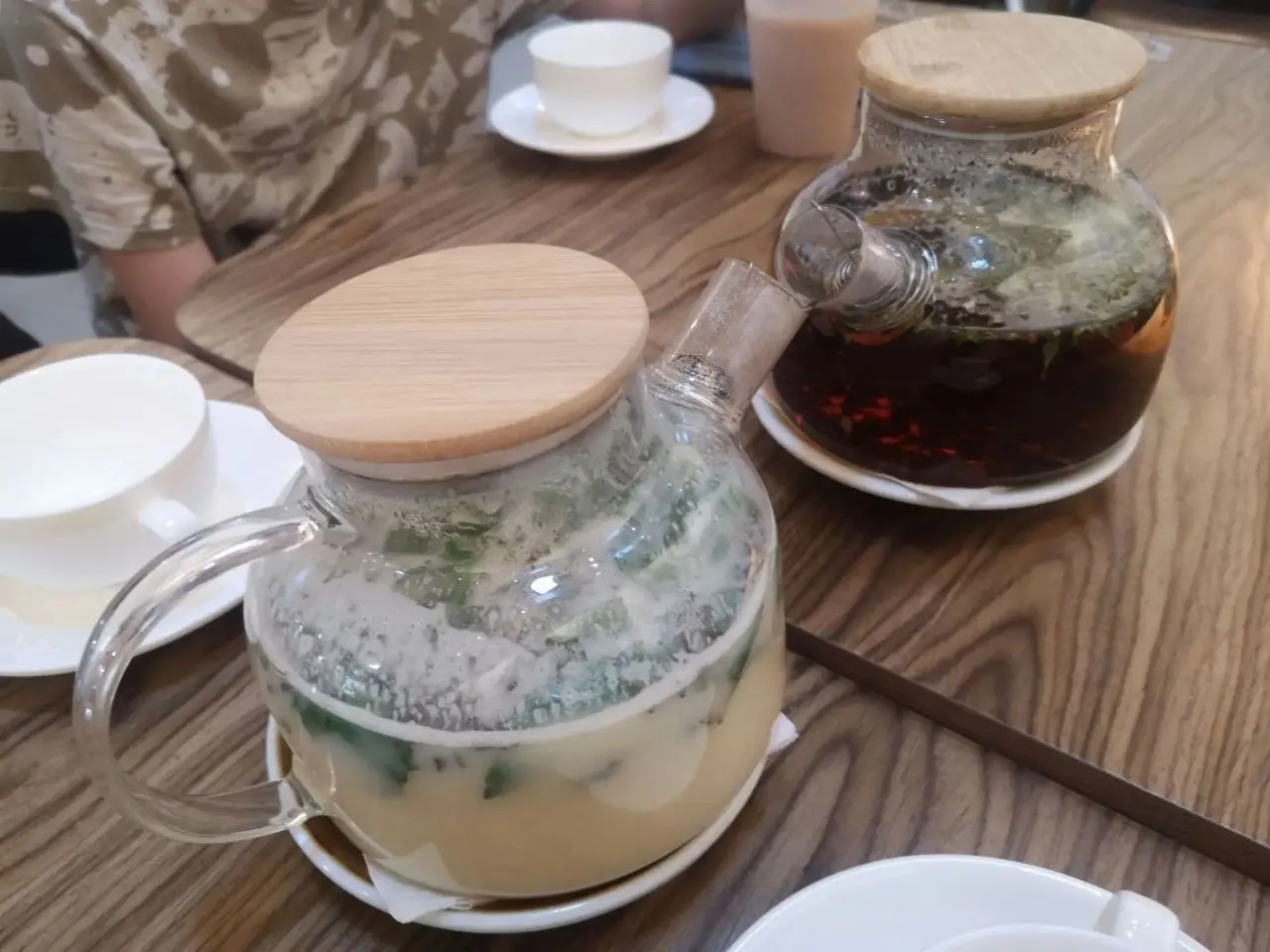 Тегуаньинь с мятой на кокосовом молоке, чай с травками и костный бульон с сухариками и куртовым кремом. Ozen в Алма-Ате. | Сетка — социальная сеть от hh.ru