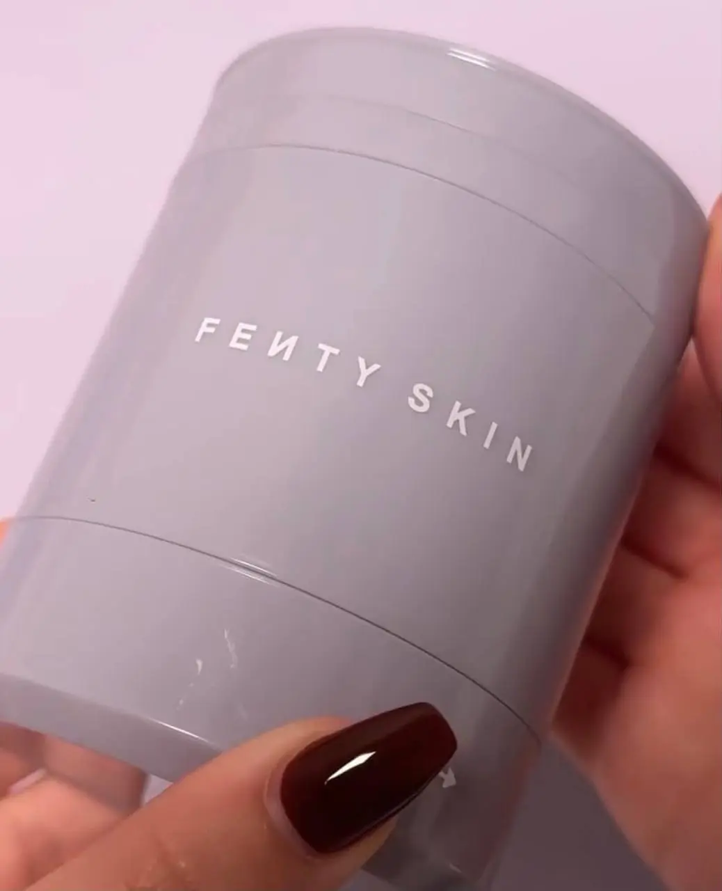 Dew N Plump Fresh-Sliced Hydrogel Eye Patches от Fenty Skin — те самые патчи, которые не лежат заранее нарезанными, а буквально «нарезаются» упаковкой при повороте механизма | Сетка — социальная сеть от hh.ru