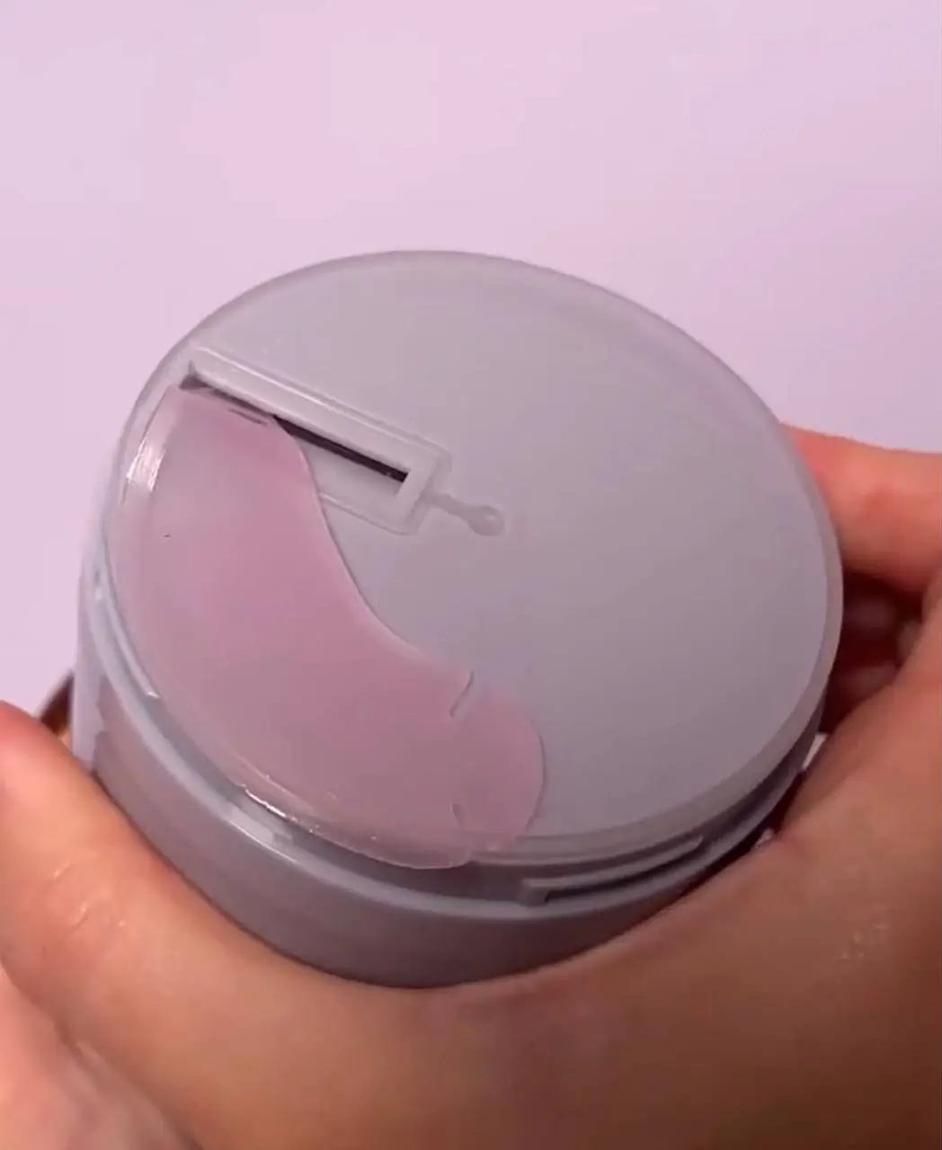Dew N Plump Fresh-Sliced Hydrogel Eye Patches от Fenty Skin — те самые патчи, которые не лежат заранее нарезанными, а буквально «нарезаются» упаковкой при повороте механизма | Сетка — социальная сеть от hh.ru