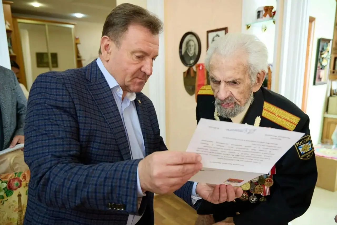 🎂 Ветеран из Ставрополя отмечает 99-летие
Сегодня 99 лет исполнилось Григорию Абрамовичу Башкатову. С днём рождения его поздравил глава Ставрополя Иван Ульянченко | Сетка — социальная сеть от hh.ru