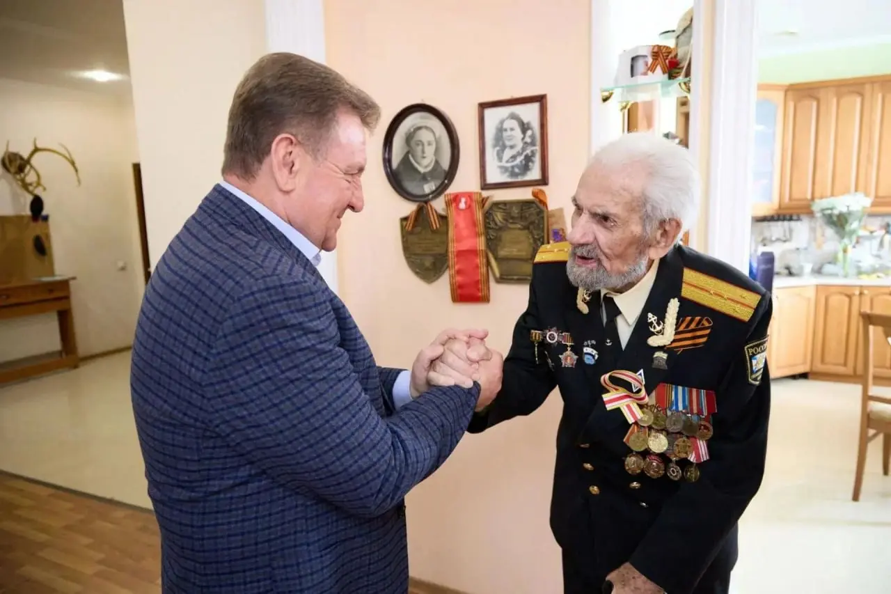 🎂 Ветеран из Ставрополя отмечает 99-летие
Сегодня 99 лет исполнилось Григорию Абрамовичу Башкатову. С днём рождения его поздравил глава Ставрополя Иван Ульянченко | Сетка — социальная сеть от hh.ru