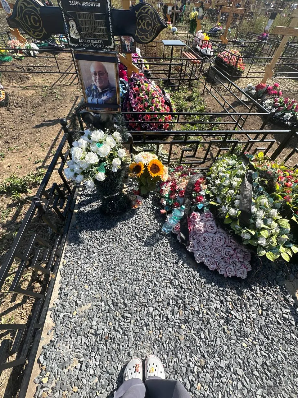 16.09.26 ровно 6 месяцев как папы не стало🥺
Сегодня решили с дочерью проведать его.
Купили два ярких подсолнуха и поехали. Что сказать, дочери было тяжело, она у него в «гостях» была первый раз | Сетка — социальная сеть от hh.ru