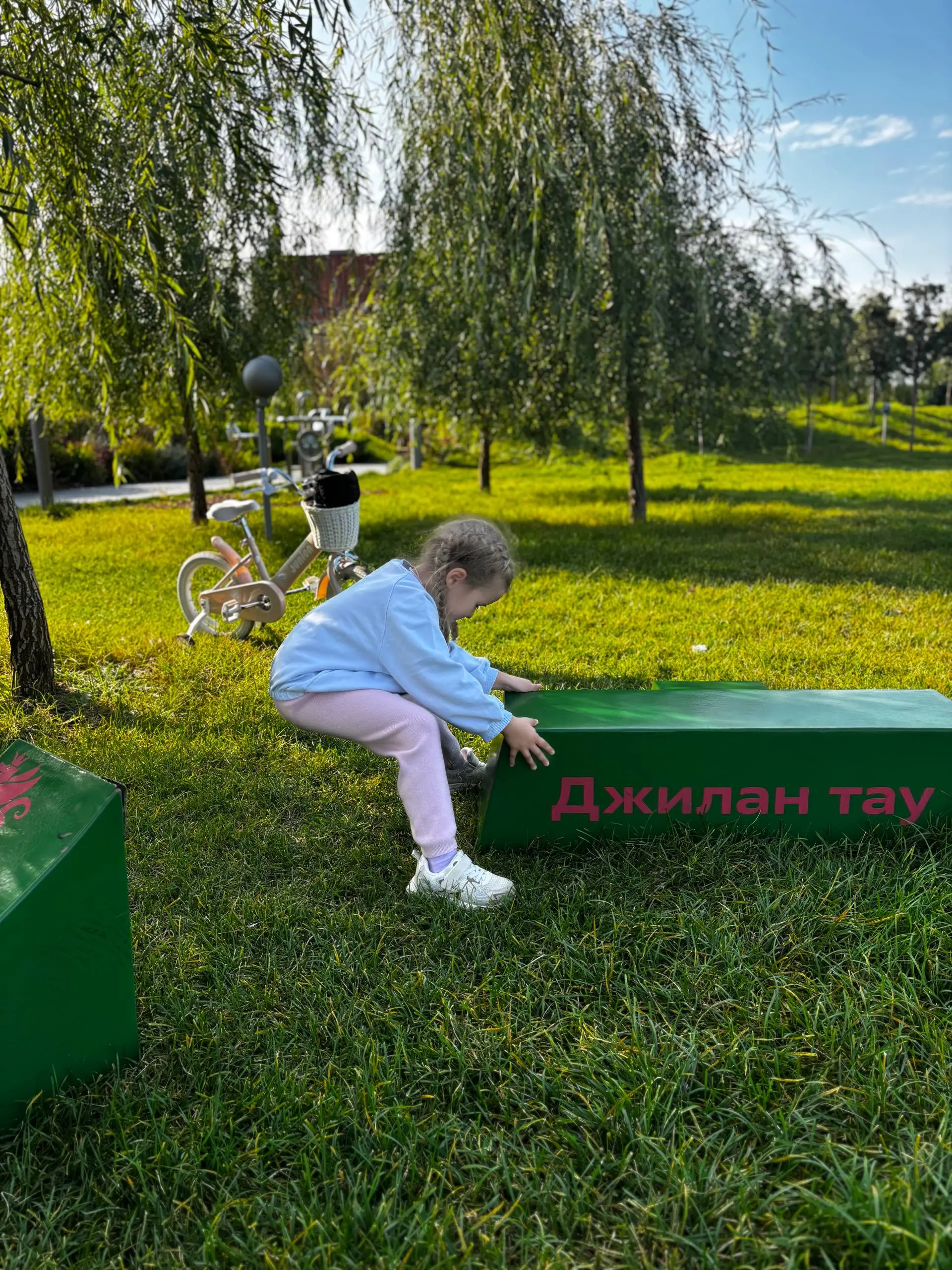 Иногда наблюдать за детьми полезнее, чем читать очередную умную книжку. Не потому что у них есть какой-то особый секрет. Просто у них меньше внутренних переговоров с собой))
Есть занятие — занимаются | Сетка — социальная сеть от hh.ru
