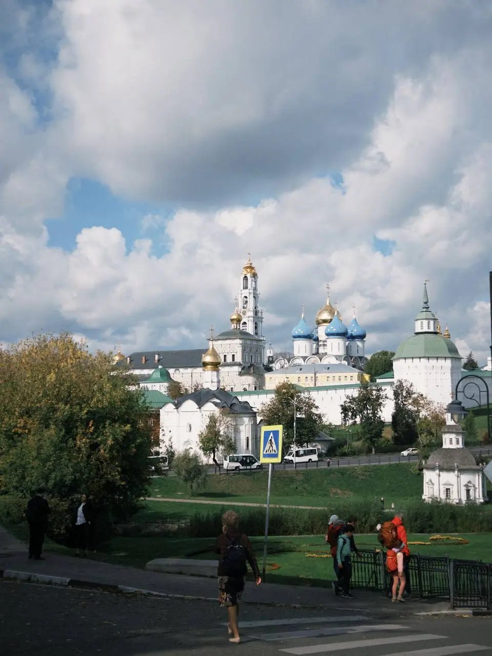 Прогулки тревожного архитектора по Золотому кольцу, Сергиев Посад часть 1:
Сергиев Посад — место, где решили: «А давайте построим всё сразу» | Сетка — социальная сеть от hh.ru