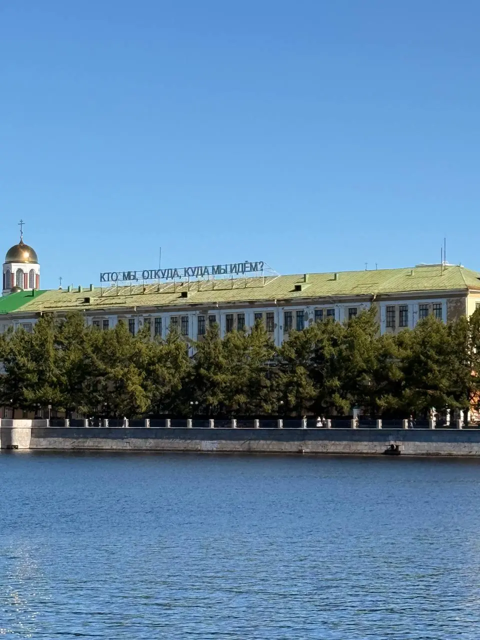 Екатеринбург меня сделал за один день. Такое нечасто.
Городской люк с крупной гравировкой «ЕКАТЕРИНБУРГ» — это чистый брендинг под ногами | Сетка — социальная сеть от hh.ru