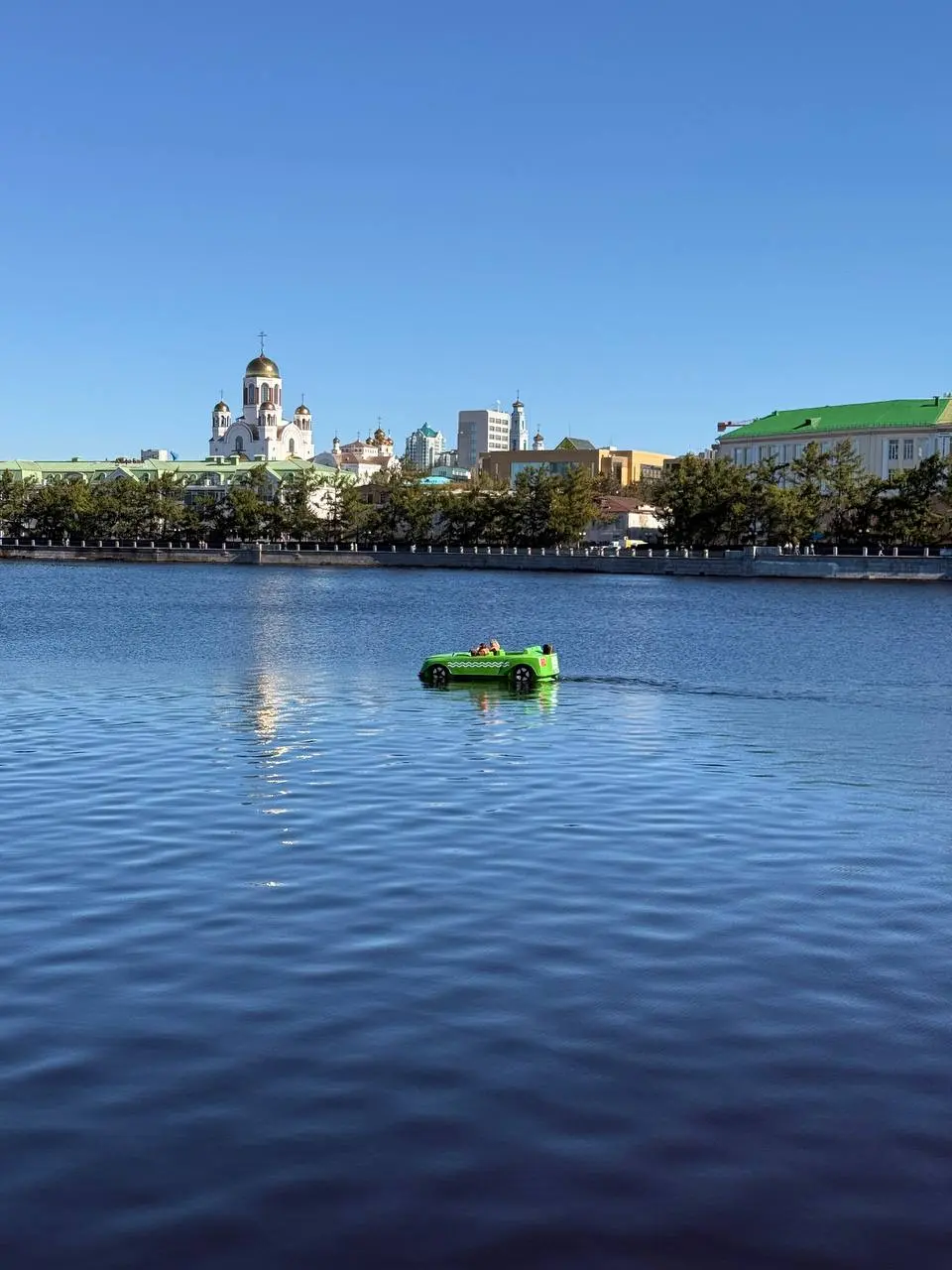 Екатеринбург меня сделал за один день. Такое нечасто.
Городской люк с крупной гравировкой «ЕКАТЕРИНБУРГ» — это чистый брендинг под ногами | Сетка — социальная сеть от hh.ru