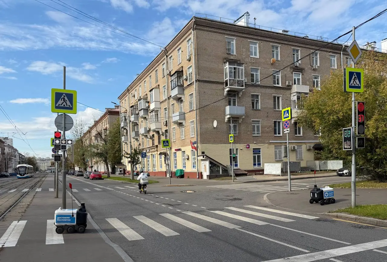 комментарий от пешехода про нерешительность роботов на зеленом свете (☝️не двигались, хотя им был зеленый): "А что, если они понравились друг другу и не решаются сделать первый шаг?"
Похоже, что рост ... | Сетка — социальная сеть от hh.ru