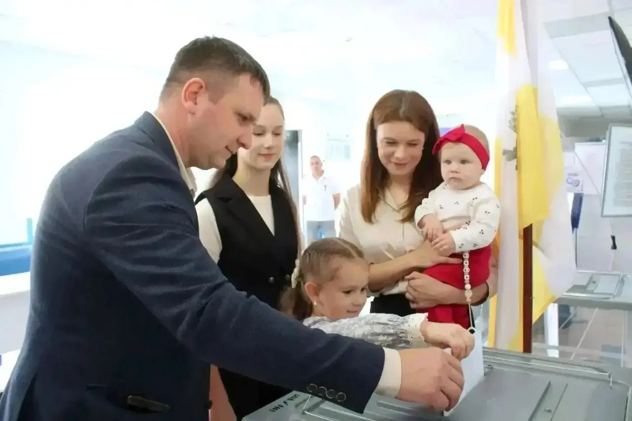 💫Больше половины избирателей проголосовали на выборах депутатов Госдумы и краевой Думы
Люди продолжают приходить на участки, в том числе целыми семьями | Сетка — социальная сеть от hh.ru