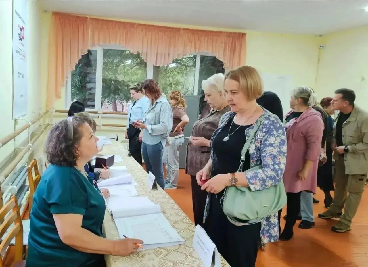 💫Больше половины избирателей проголосовали на выборах депутатов Госдумы и краевой Думы
Люди продолжают приходить на участки, в том числе целыми семьями | Сетка — социальная сеть от hh.ru