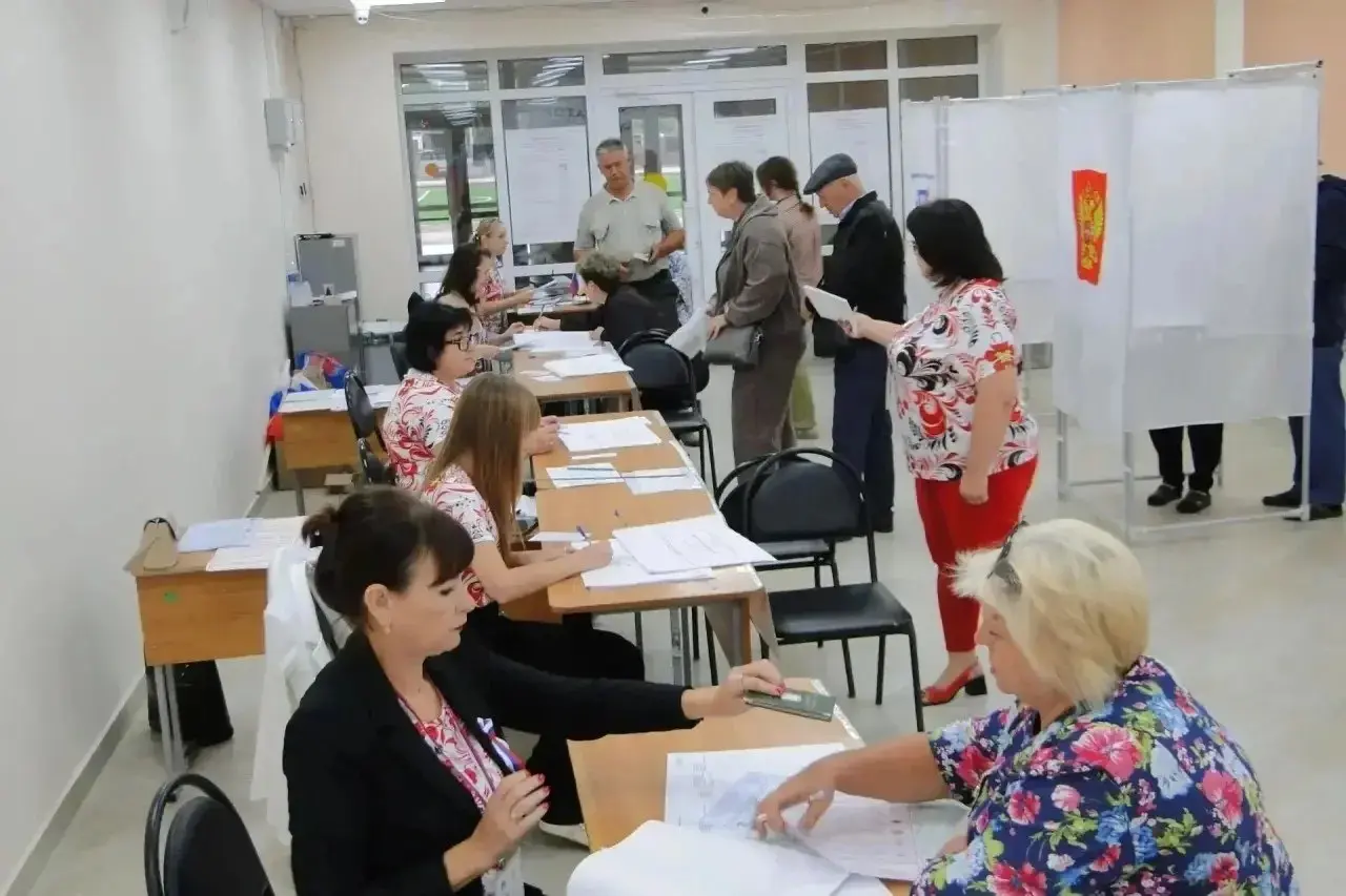 💫Больше половины избирателей проголосовали на выборах депутатов Госдумы и краевой Думы
Люди продолжают приходить на участки, в том числе целыми семьями | Сетка — социальная сеть от hh.ru