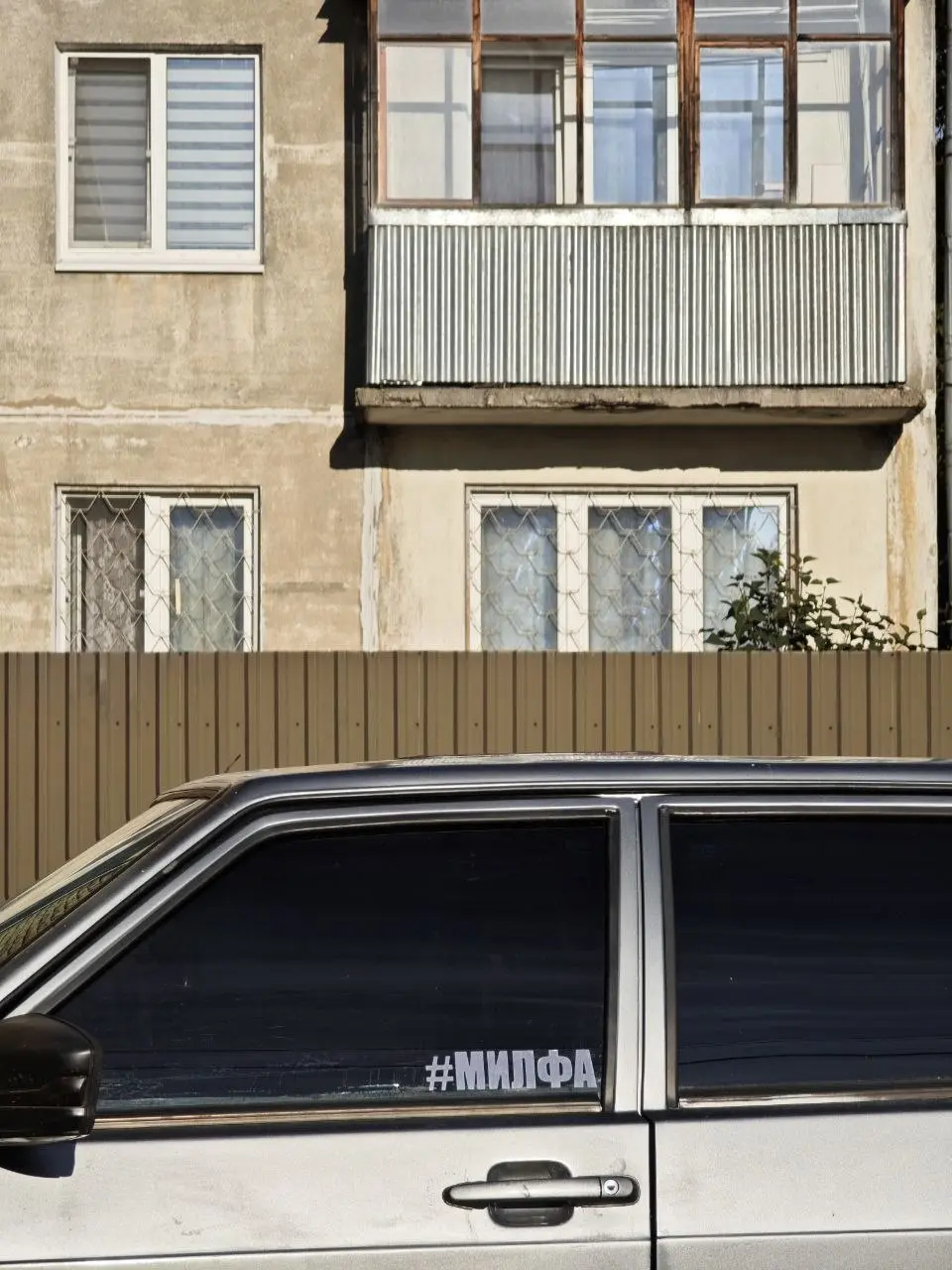 #улицапетровичева
Давно не было этой рубрики на этом канале, но, поддерживающие меня в запретограмме знают, что фото появляются в моем аккаунте с завидной периодичностью | Сетка — социальная сеть от hh.ru