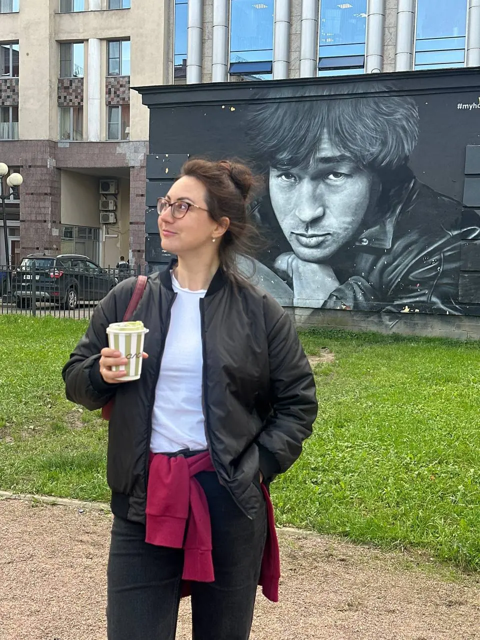 воо так вот матча латте на кокосовом превращается…превращается в коньячок 😆
промпт ниже 👇 | Сетка — социальная сеть от hh.ru