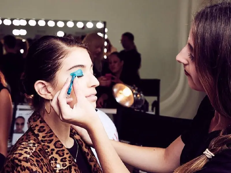 BEAUTY
Неделя моды в Нью-Йорке и Лондоне (Весна-Лето 2027) уже отгремела, Милан стартует завтра. Собрали для вас главные beauty-тренды с показов.
1 | Сетка — социальная сеть от hh.ru
