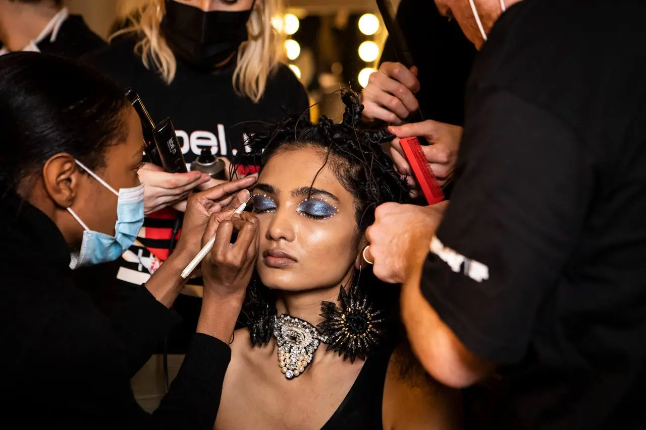 BEAUTY
Неделя моды в Нью-Йорке и Лондоне (Весна-Лето 2027) уже отгремела, Милан стартует завтра. Собрали для вас главные beauty-тренды с показов.
1 | Сетка — социальная сеть от hh.ru
