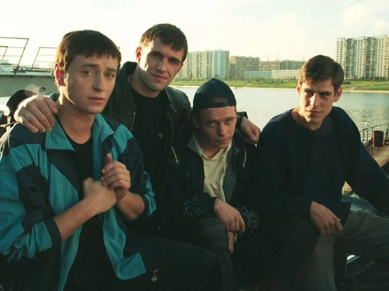 #рецензияврупор #рецензия
Когда вышел сериал “Бригада”, я была слишком маленькой, чтобы понимать, что конкретно происходит на экране. Но, как ни странно, базовые вещи были понятны даже ребенку | Сетка — социальная сеть от hh.ru