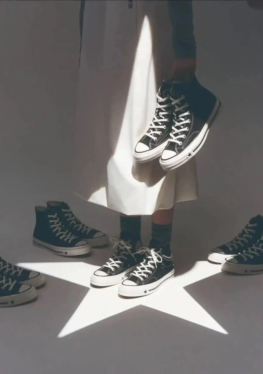 Converse вляпался в рекламный кошмар. Аудитория увидела в их креативе совсем не то, что планировал бренд.
Корейское подразделение выпустило кампанию с Кариной из aespa | Сетка — социальная сеть от hh.ru