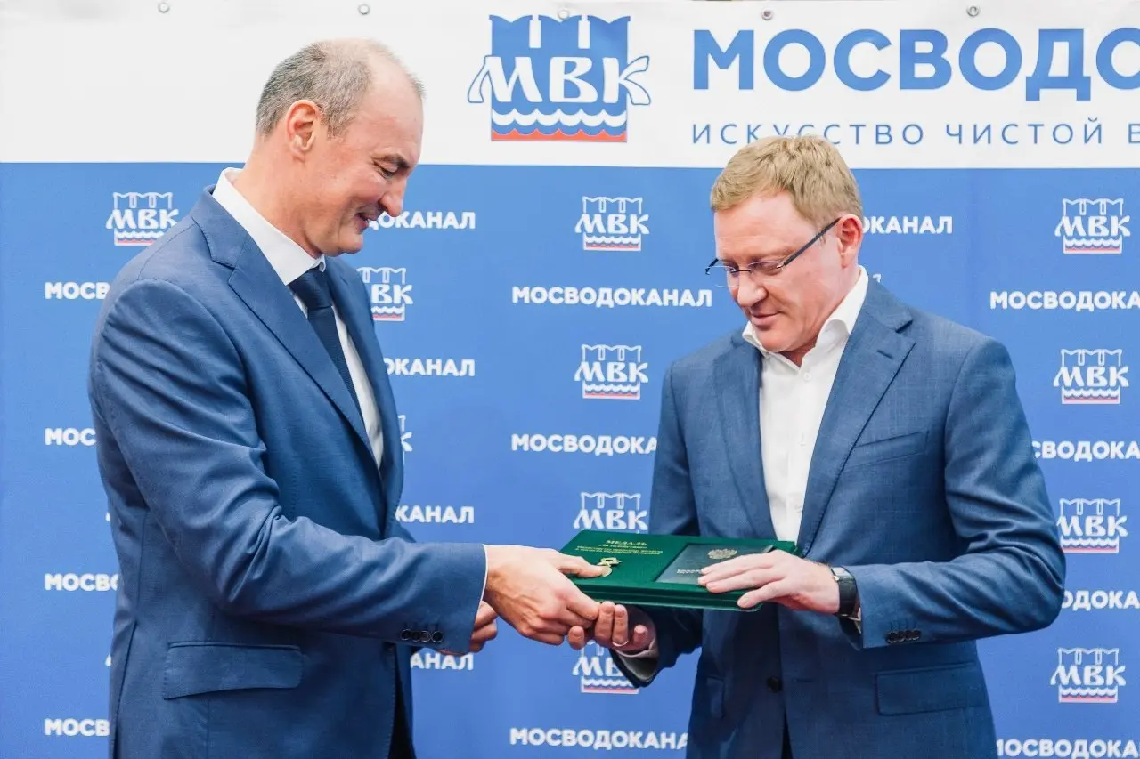 Сотрудникам АО «Мосводоканал» вручили награды
🔹 Руководитель Департамента ЖКХ Москвы Раис Чигликов отметил специалистов АО «Мосводоканал» за добросовестный труд, высокий профессионализм и вклад в осущ... | Сетка — социальная сеть от hh.ru