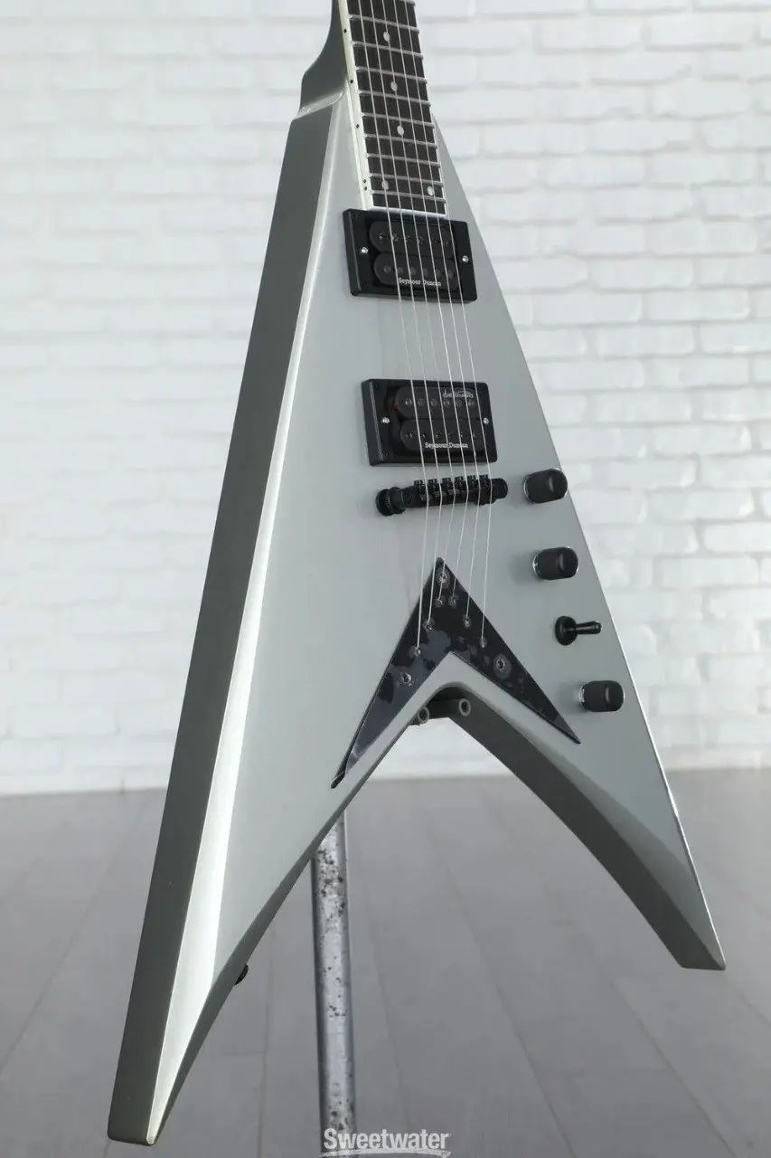 🎸 Kramer Dave Mustaine Vanguard R.I.P — подписная модель лидера Megadeth.
Корпус из красного дерева, мензура 25,5" (648 мм) | Сетка — социальная сеть от hh.ru