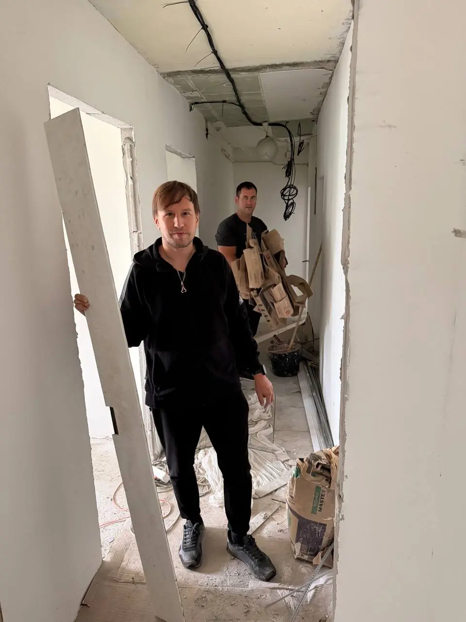 Полусухая стяжка. Рынок — 65 000. Мне назвали 250 000. Почти вчетверо - видимо, решили, что я не в курсе.
Самый дорогой материал в ремонте - не керамогранит и не паркет. Это незнание цены | Сетка — социальная сеть от hh.ru