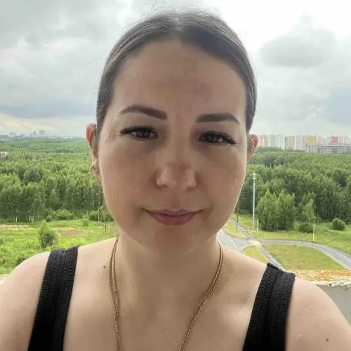 Аня Харахинова