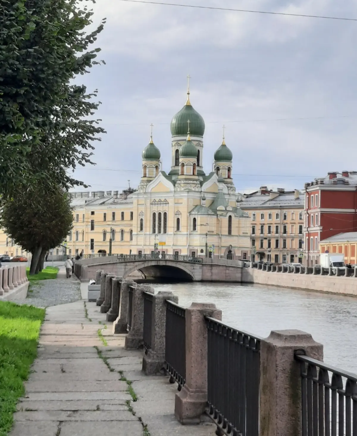 Питерский вайб: осенняя прогулка
Есть города, которые не спрашивают, зачем ты здесь. Они просто открывают свои двери и говорят: «Добро пожаловать! Время пришло.».
Питер — такой | Сетка — социальная сеть от hh.ru