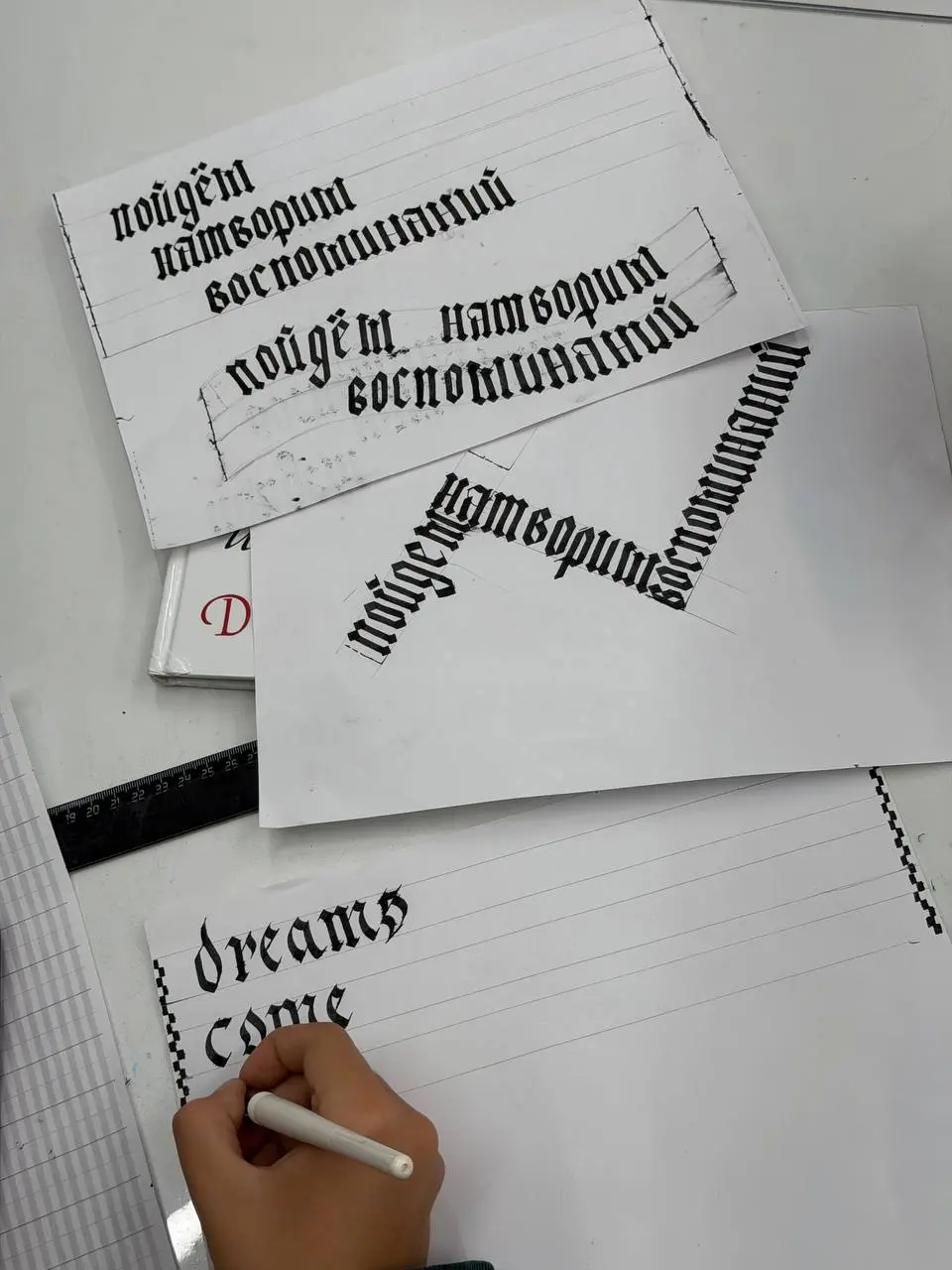 Сегодня на каллиграфии у первого курса поймала себя на мысли, что мне самой снова стало интересно просто писать и разминать руку | Сетка — социальная сеть от hh.ru