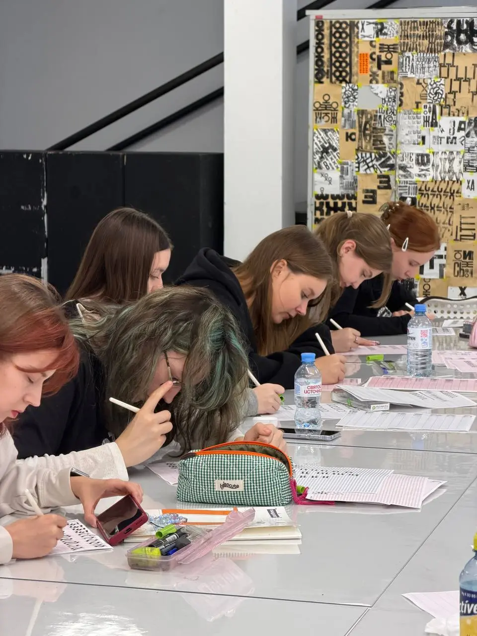 Сегодня на каллиграфии у первого курса поймала себя на мысли, что мне самой снова стало интересно просто писать и разминать руку | Сетка — социальная сеть от hh.ru