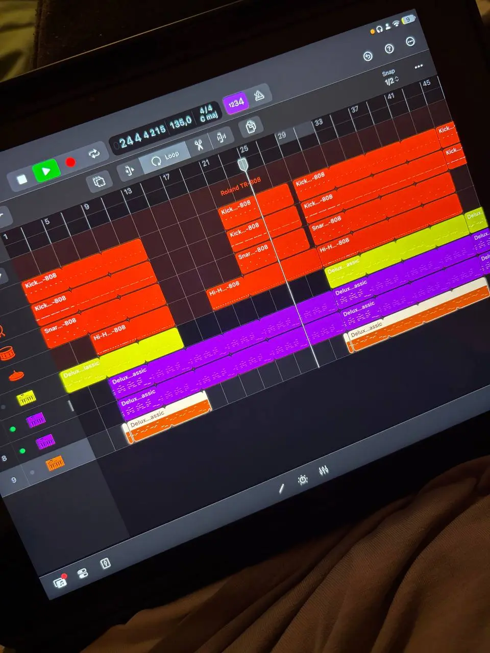Открыл для себя Logic Pro на iPad!
Это что за вау ? Просто элементарно собрать демку вообще как ничего не делать! Какой-то волшебный экспирианс
Считаю это +1 балл к оправданию покупки нового IPad | Сетка — социальная сеть от hh.ru