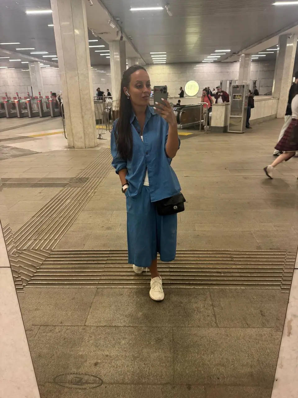 Еду значит в метро.
В наушниках, лицо кирпичом, думаю о своем, о вечном, о том, что готовить на вечер, сыр есть, хлеб есть.. стандартные мысли уважающей себя взрослой женщины после 19.00 | Сетка — социальная сеть от hh.ru