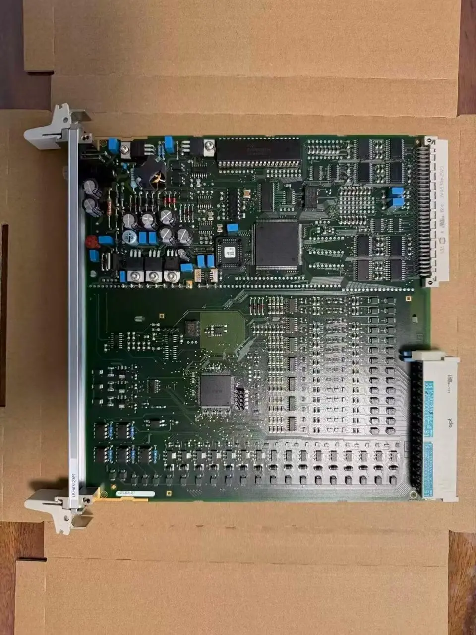 Siemens FUM210 (6DP1210-8CA) — модуль аналогового ввода/вывода (FUM — Field Unit Module) из состава распределённой системы ввода-вывода Siemens SIMATIC PCS 7 / ET 200 для применений в зонах с повышенн... | Сетка — социальная сеть от hh.ru