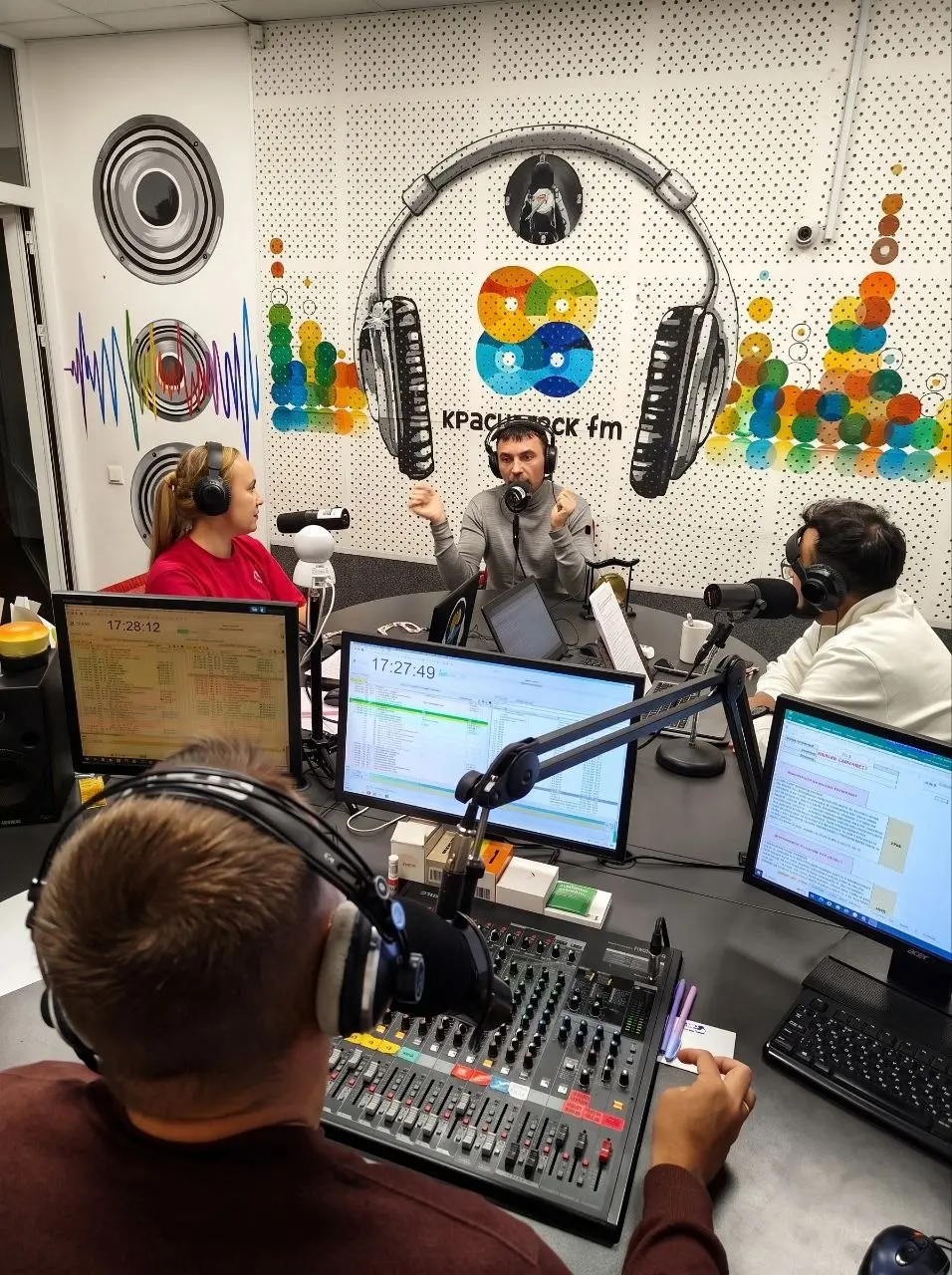 Сегодня мне пришли фотографии с моего выступления на радио FM Красноярск. | Сетка — социальная сеть от hh.ru