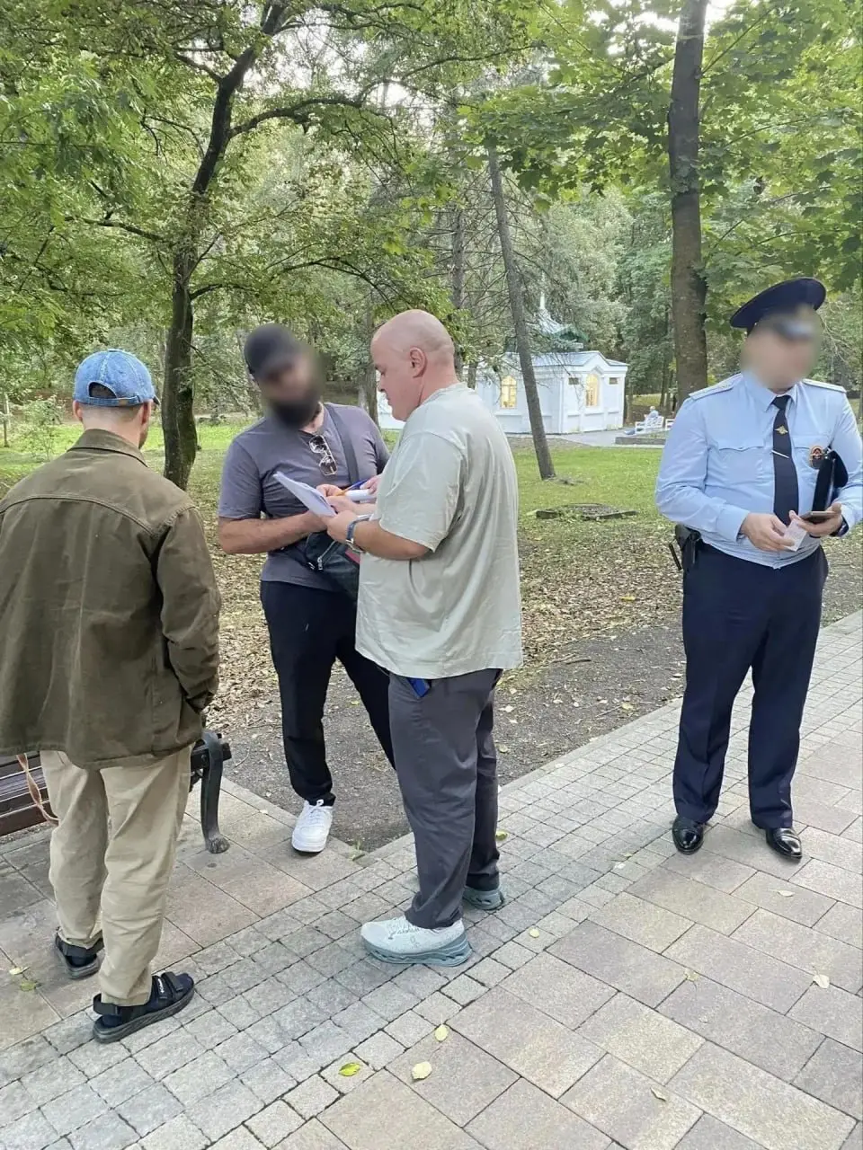🦅 В Ессентуках у нелегальных фотографов изъяли орлов
В Курортном парке сотрудники задержали людей, которые предлагали посетителям сфотографироваться с хищными птицами | Сетка — социальная сеть от hh.ru