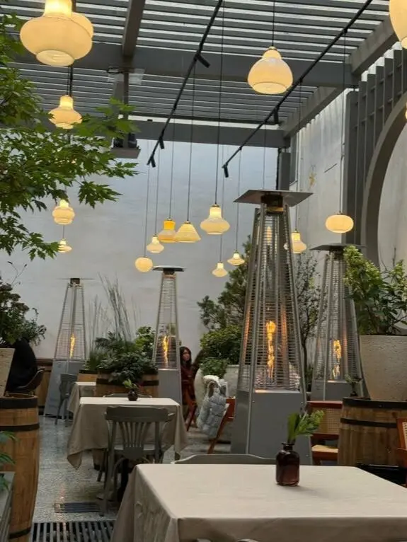 Наконец-то открылось место, которое строили 3,5 года 🌺
Frangipani наконец открыл двери после трёх с половиной лет работы над проектом | Сетка — социальная сеть от hh.ru