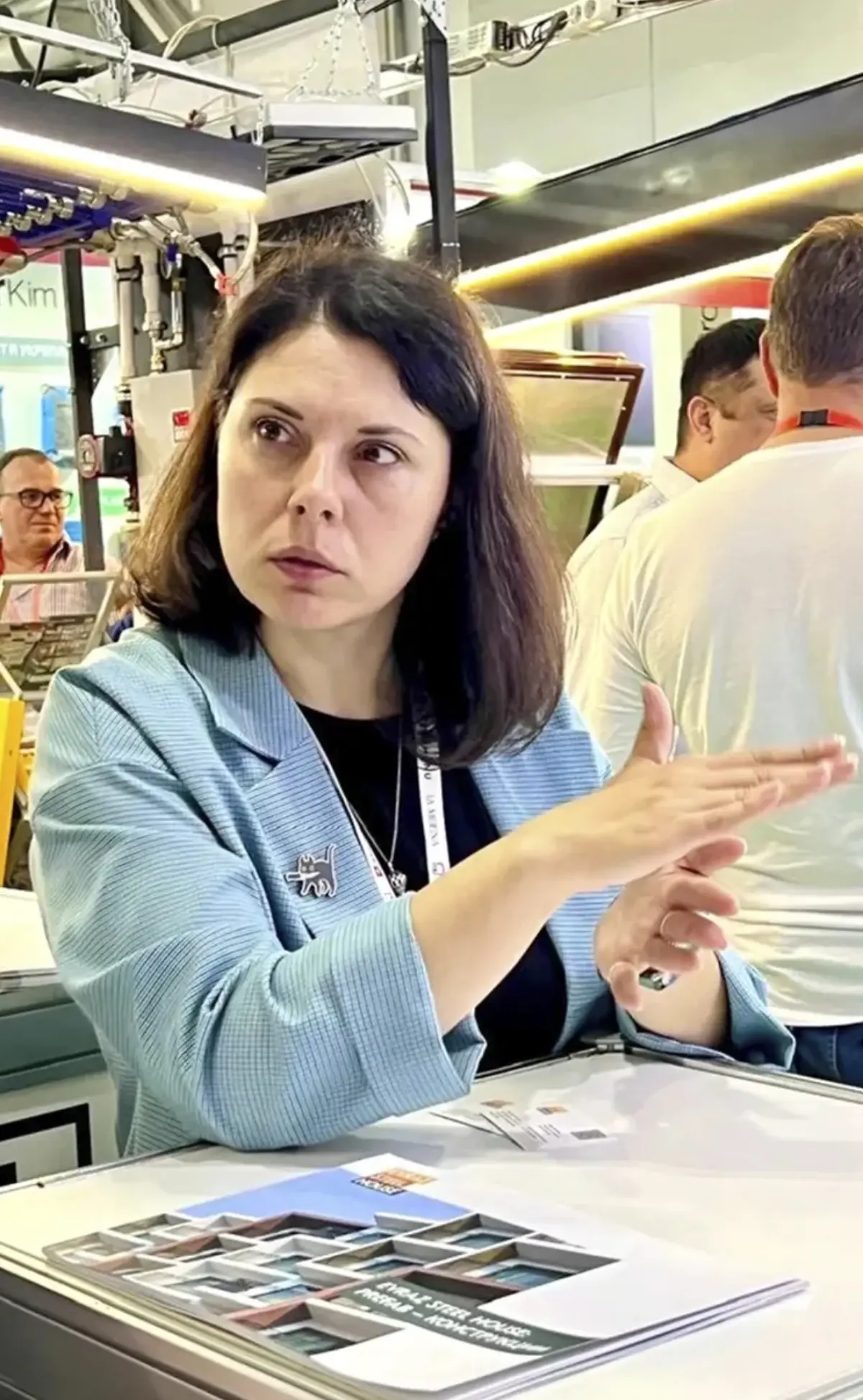 С выставок,где я представляла продукт,у меня есть два типа фото.
1-позирует,такая зайка улыбчивая молодец)))
2-что-то "втирает на серьёзном" и не улыбается. В этот момент я и не знаю,что снимают | Сетка — социальная сеть от hh.ru