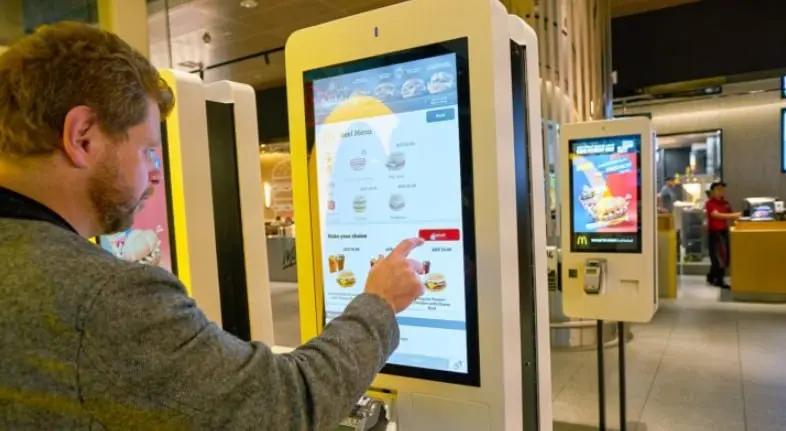 McDonald’s is testing a retail media network on menu screens - линк
Лол, и эти туда. Точнее сюда.
McDonald's входят в рекламный бизнес | Сетка — социальная сеть от hh.ru