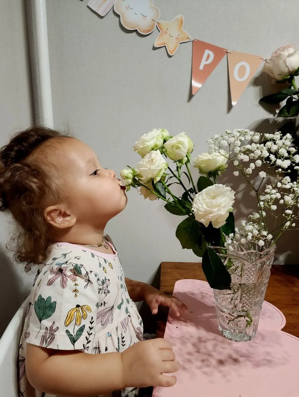 У нас сегодня классный, но суматошный день. Пару лет назад мы стали родителями и теперь отвечаем за настроение и счастливое личико этой крохи в самый важный День в году | Сетка — социальная сеть от hh.ru