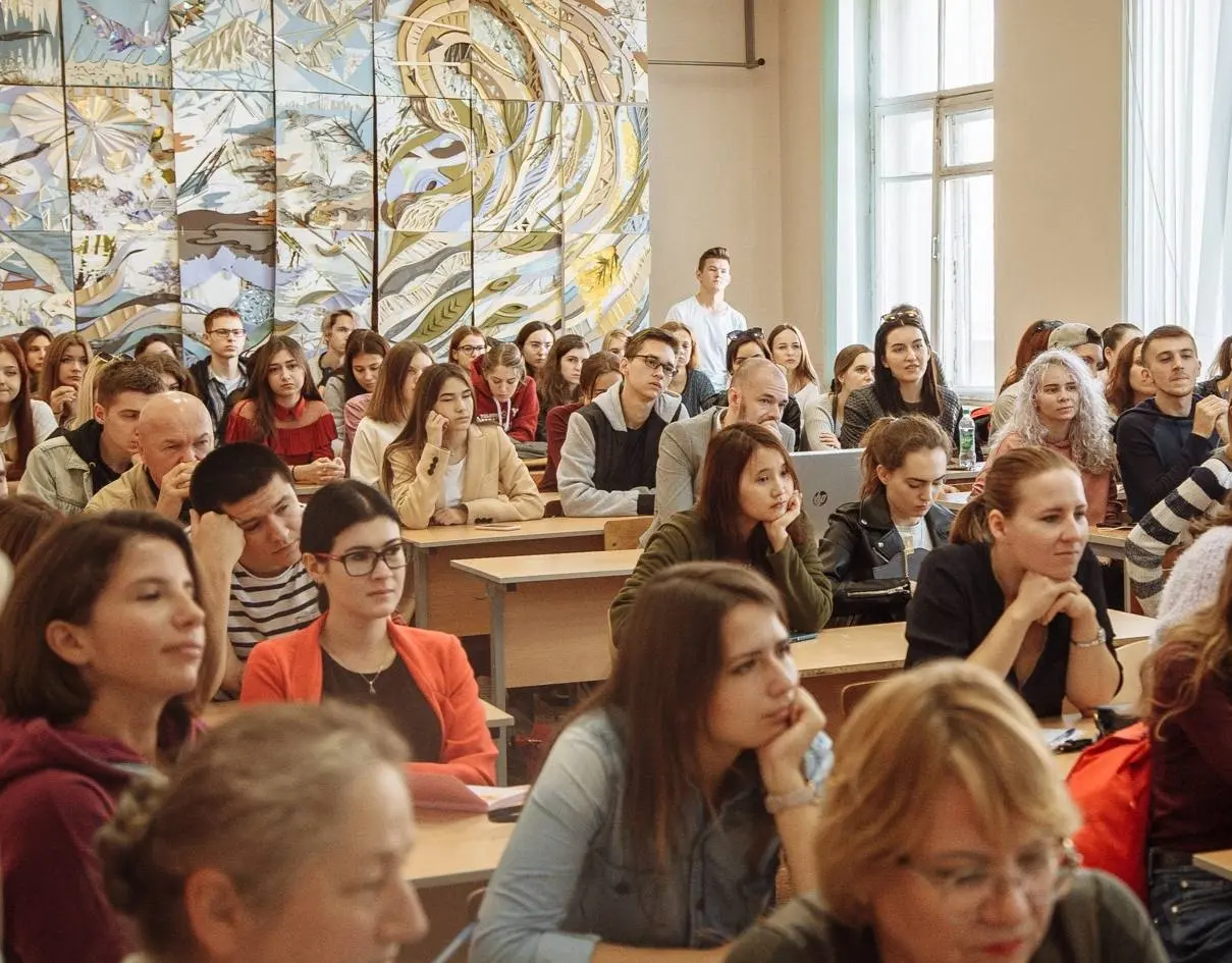 🎓 Зачем университет, кроме диплома?
После выпуска я понял ещё одну ценность университета — здесь очень легко формируется профессиональное окружение | Сетка — социальная сеть от hh.ru