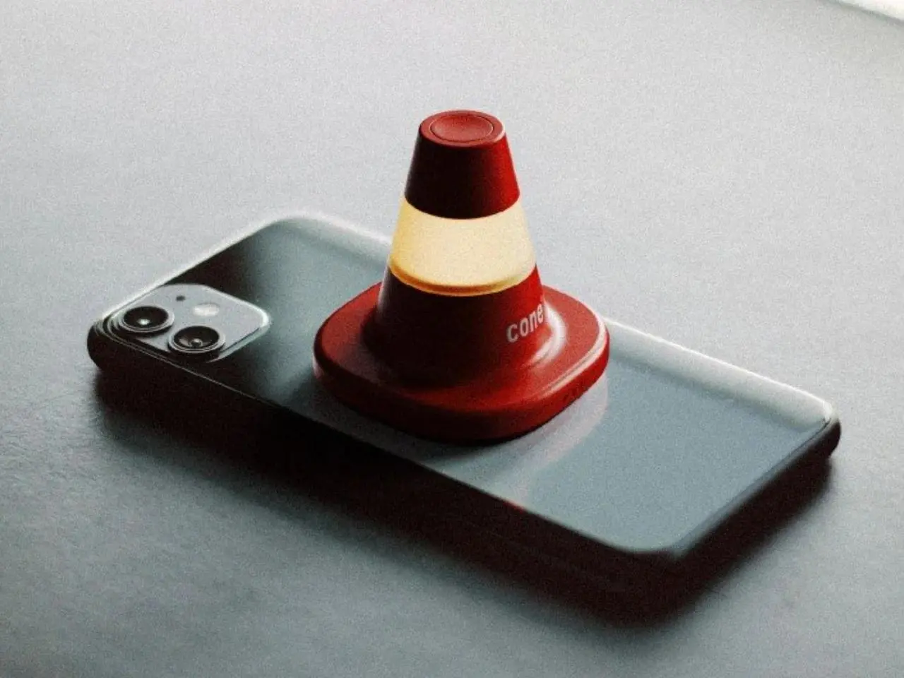 Cone Wireless Charger | Designer: Minseo Jung
Зарядка — формально идеальный повод отложить телефон, но на деле мы продолжаем тянуться к нему: экран лежит вверх и светится | Сетка — социальная сеть от hh.ru