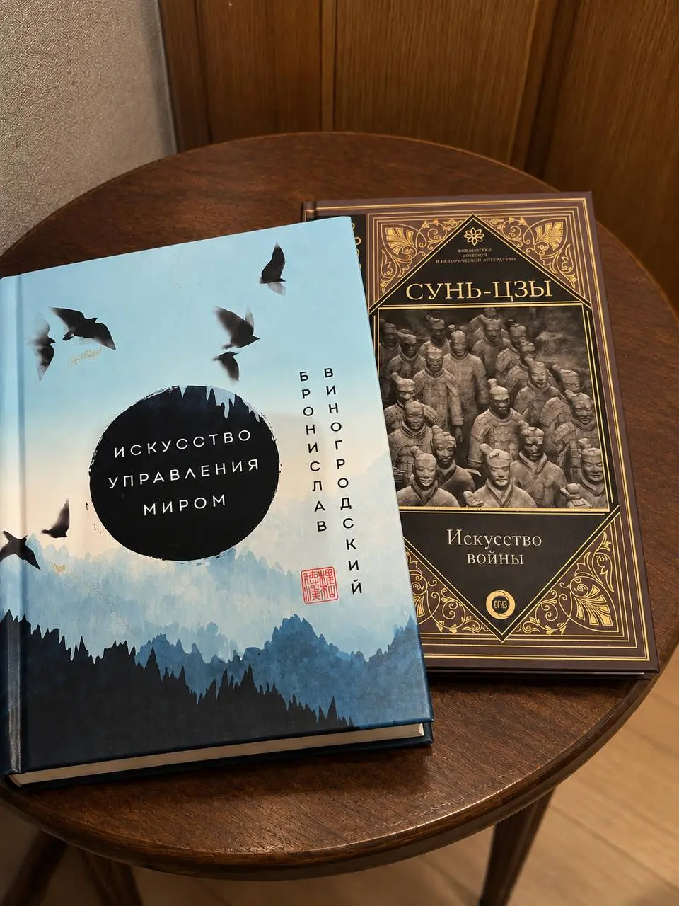 Про книги.
Место известное. Что там лежит - то актуально, читается, осознается, запоминается.
Карандаш в моем случае обязателен | Сетка — социальная сеть от hh.ru