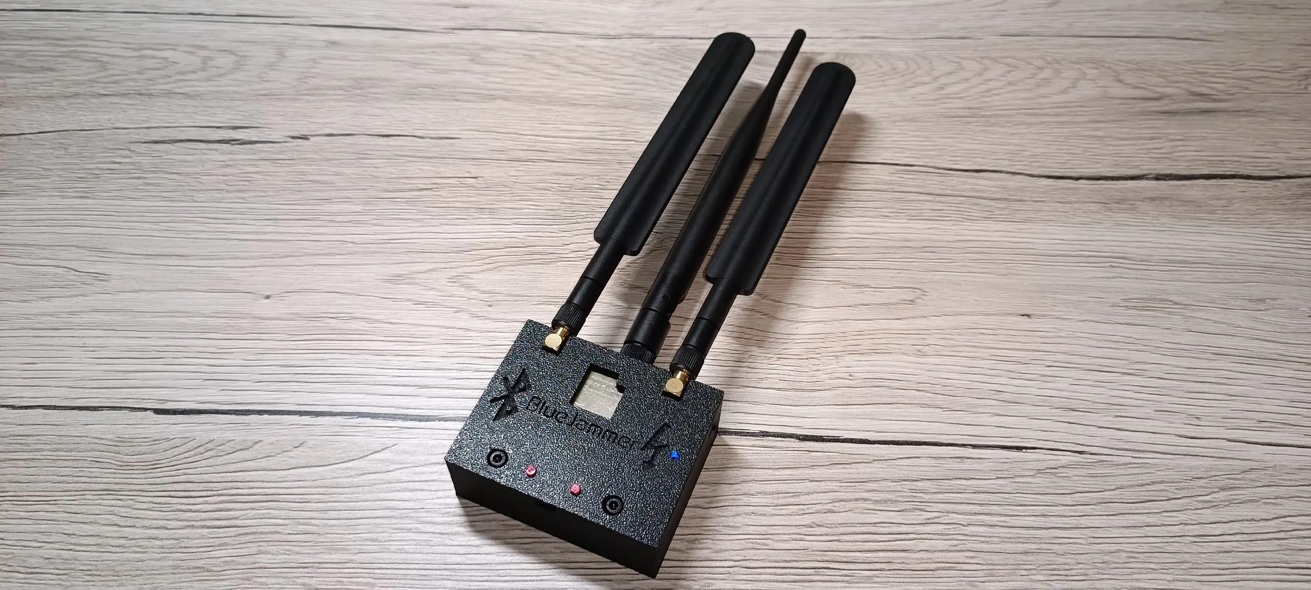 ESP32-BlueJammer
Это инструмент, предназначенный для нарушения работы устройств, использующих диапазон 2,4 ГГц, таких как Bluetooth, BLE, Wi-Fi и радиоуправляемые системы | Сетка — социальная сеть от hh.ru