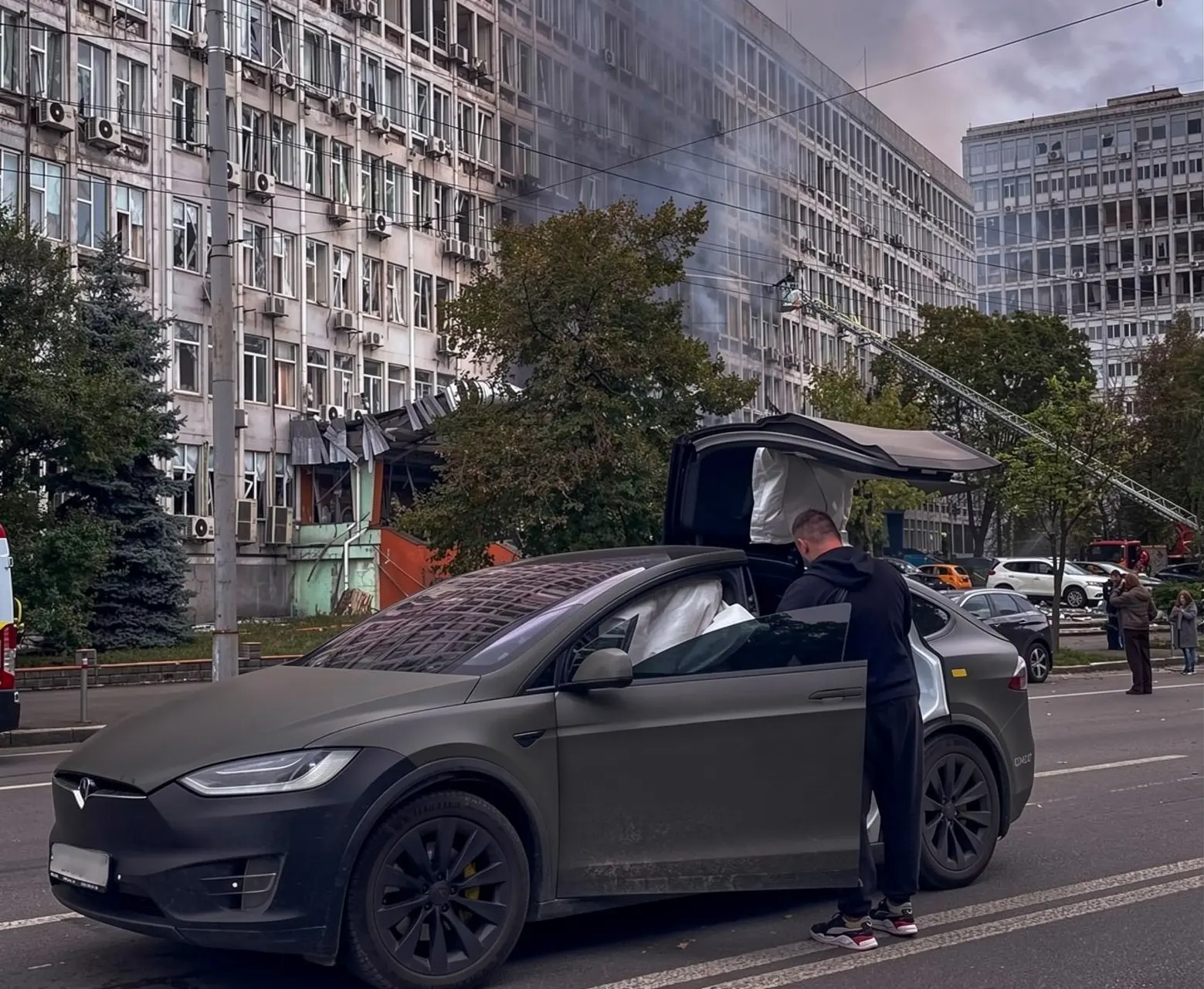 В Киеве у Tesla сработали все подушки безопасности из-за прилёта в 70 метрах от неё, — местные СМИ | Сетка — социальная сеть от hh.ru