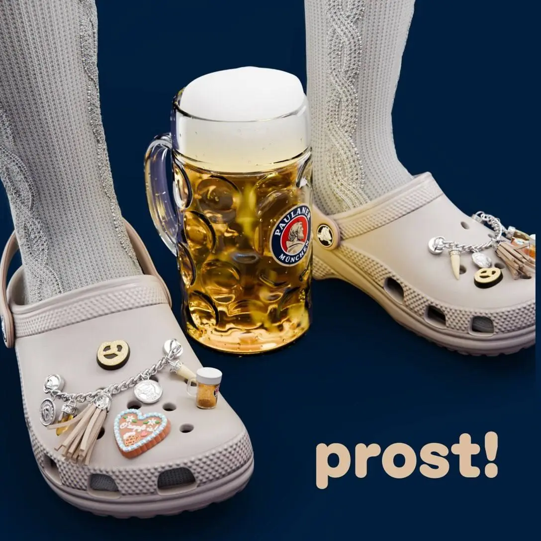 Немецкий Crocs поближе показал дроп к Октоберфесту в коллабе с Paulaner. Помимо джиббитса в виде бокала пивка, можно урвать брецель, пивной пирог и подвеску с клыками-оберегами и лого пивного бренда | Сетка — социальная сеть от hh.ru