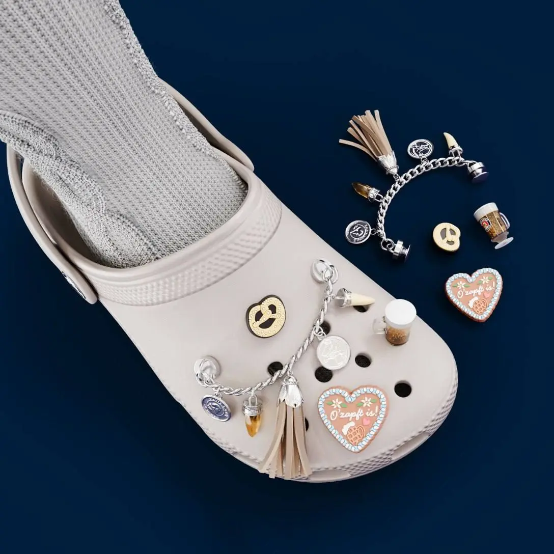 Немецкий Crocs поближе показал дроп к Октоберфесту в коллабе с Paulaner. Помимо джиббитса в виде бокала пивка, можно урвать брецель, пивной пирог и подвеску с клыками-оберегами и лого пивного бренда | Сетка — социальная сеть от hh.ru