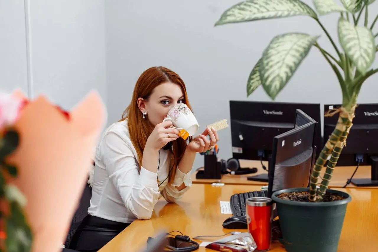 😌 3 способа расслабиться в пятницу вечером.
Работает всегда.
Способ 1. Закрыть все вкладки браузера
Да, все 47. Включая ту, где вы что-то искали три недели назад и «вот-вот вернётесь». Не вернётесь | Сетка — социальная сеть от hh.ru